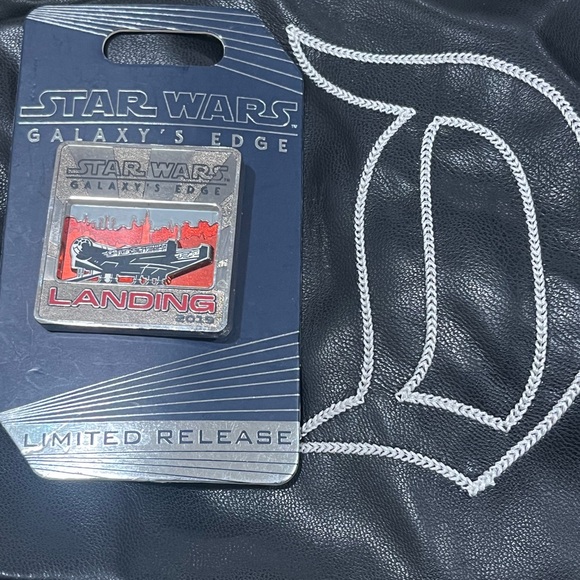 STAR WARS MILLENIUM FALCON GALAXY'S EDGE LANDING LIMITED RELEASE 2019 PIN Disney - Picture 1 of 2